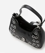 Bolso baguette Satinato de PU color negro, decorado con múltiples ojales metálicos plateados y remaches. Cuenta con un cierre de solapa frontal con hebilla metálica y correa para el hombro.