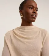 Blusa de punto leve color beige, con cuello degagê, mangas largas y fruncido lateral.