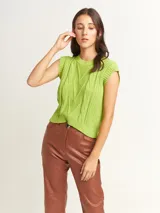 Chaleco de punto color verde lima con diseño de trenzas.