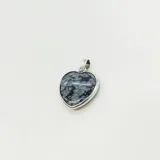 Dije en forma de corazón con piedra obsidiana copo de nieve engarzada en plata 925.