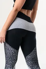 Calza deportiva negra con recortes laterales en gris y estampado reptil. Confeccionada en lycra y algodón elastizado, con faja abdominal de doble tela.