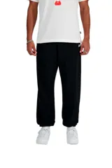 Pantalón de jogging New Balance modelo MP41519 SE FT Jogger, color azul marino, de corte relajado con puños elásticos en los tobillos y pequeño logo bordado en la pierna izquierda.