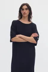 Vestido midi de rib color negro, con cuello redondo y manga corta, diseño holgado y aberturas laterales en el bajo.