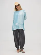 Sweater largo de punto color celeste con efecto desteñido, de ajuste holgado y mangas largas con puños acanalados.