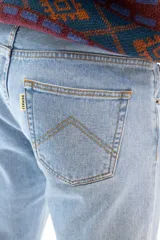 Jean de corte recto clásico con cinco bolsillos, botones de cobre y costuras color camel.