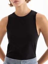 Musculosa negra de algodón Pima, con escote redondo y calce relajado.