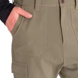 Pantalón de hombre Caterpillar, color verde oliva, corte recto, con bolsillos laterales tipo cargo, bolsillos traseros con solapa y bragueta con cierre de cremallera y botón. Confeccionado en tejido de sarga de algodón.