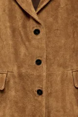 Chaqueta oversize de piel de ante color marrón de la ZW Collection de Zara, con cuello solapa, manga larga, bolsillos delanteros con solapa, forro interior y cierre frontal de botones.