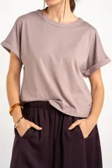 Remera de algodón peinado color lila, con mangas cortas con vuelta y cuello redondo.
