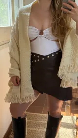 Chal color crema tejido a mano en lana merino peinada con flecos.