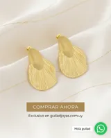 Caravanas de acero con baño de oro, compuestas por una pieza superior ovalada lisa y una pieza inferior en forma de abanico con textura estriada.