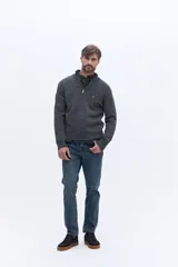 Buzo de tejido de punto color gris, con cuello alto y cierre frontal parcial. Presenta un diseño de calce regular con logo bordado en el pecho.