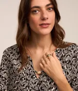 Blusa de viscosa con estampado de follaje en blanco y negro, escote en V y mangas cortas.