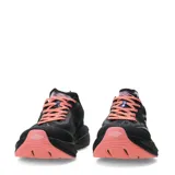 Championes de running Umbro modelo Speed, color negro con detalles en coral. Presentan capellada de malla transpirable, cordones en tono coral y suela con amortiguación.