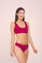 Conjunto de bikini amarillo con corpiño de triángulo con tirantes finos y bombacha vedetina.