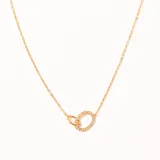 Colgante dorado con cadena fina y dos aros entrelazados como dije. Uno de los aros es liso y el otro está adornado con pequeñas piedras brillantes.