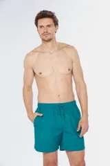 Short de baño liso color verde esmeralda, con cintura elástica y cordón ajustable.