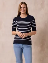 Buzo de punto fino Cable & Gauge, color negro con rayas horizontales blancas, manga corta y cuello redondo.