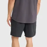 Short de baño tipo cargo color gris oscuro, con ajuste regular, bolsillos laterales y parche circular con logo en la parte inferior.