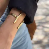 Brazalete abierto de bronce con forma de rama.