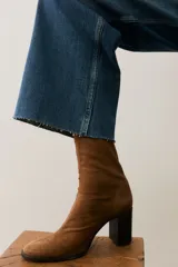 Jean de tiro alto con pierna ancha y corte holgado, confeccionado en denim rígido de cinco bolsillos con cierre y botón.