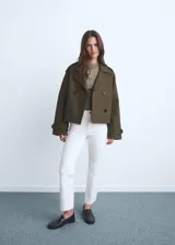 Jeans de tiro medio con diseño crop, estilo flare y bajo deshilachado, con cierre frontal de cremallera y botón, y cinco bolsillos.