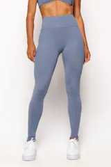 Calza deportiva de tiro alto confeccionada en poliamida y elastano, con diseño minimalista y ajuste compresivo que realza la silueta.