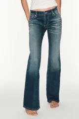 Jeans de tiro bajo y diseño bootcut, con efecto lavado, trabillas y cinco bolsillos clásicos. Cuenta con cierre frontal de cremallera y botón metálico.