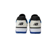 Championes urbanos New Balance modelo 550, color blanco con detalles en azul y negro.