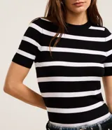 Blusa de punto ligero de manga corta y cuello redondo con diseño de rayas horizontales negras sobre base blanca.
