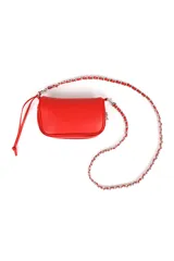 Bandolera roja con tapa, cierre de cremallera y correa de cadena plateada.