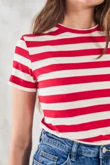 Remera de viscosa con elastano, a rayas horizontales rojas y blancas, de corte ajustado.