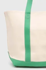 Bolso tote de lona color crema con base y asas en verde. Estampado frontal con el logo de la marca Sporty & Rich.