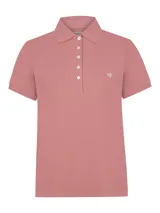 Remera tipo polo de piqué color rosado, con cuello camisero, cierre frontal de botones y manga corta. Presenta un pequeño bordado del logo de la marca en el pecho.