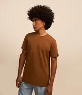 Remera básica de hombre con cuello redondo y manga corta, confeccionada en algodón con textura acanalada y corte comfort.