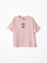 Remera de algodón color rosa claro, con cuello redondo y mangas cortas. Presenta un estampado central con la imagen de Mickey Mouse y el texto 'Mickey y Amigos'.
