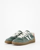 Championes Coolway modelo Goal Green Pulse, confeccionados en gamuza y cuero premium, de diseño retro-sport en tonos verde, tostado, blanco y detalles en rosado. Cuenta con cordones blancos, paneles laterales en contraste y suela flexible de goma.