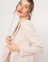 Blazer oversized color beige de corte recto, confeccionado en tela con lino.