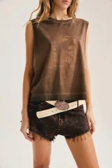 Musculosa marrón tipo muscle tee, de calce relajado con sisas anchas y cuello redondo. Cuenta con un estampado gráfico frontal de inspiración japonesa vintage.