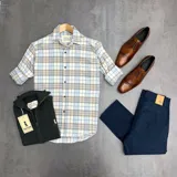 Camisa de manga 3/4 a cuadros celestes, grises y blancos, de algodón peinado.