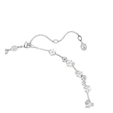 Collar de la colección Constella con diseño integral de cristales de talla redonda en diversos tamaños, engastados en metal con baño de rodio.