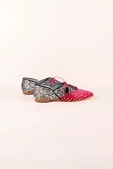 Blucher combinado en terciopelo de seda y animal print, con plantilla intercambiable y suela de cuero.