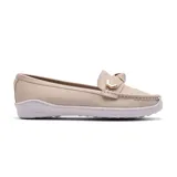 Mocasines color beige con detalle de hebilla dorada.