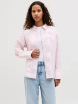 Camisa de popelín de manga larga con diseño a rayas blancas y rosadas, cuello clásico, cierre frontal con botones y corte relajado.