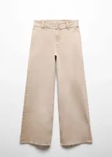 Pantalón jeans estilo culotte de tiro alto, color beige, con trabillas, cierre de cremallera y botón, bolsillos delanteros y traseros, y bajo deshilachado.
