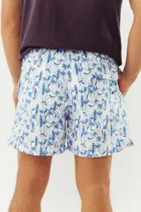 Short de baño azul con franjas horizontales en celeste y azul claro. Cuenta con cintura elástica ajustable con cordón, dos bolsillos laterales y uno trasero.