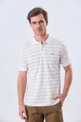 Remera polo de jersey color blanco, con diseño de rayas horizontales multicolores y cierre frontal de botones.