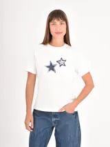 Remera color gris topo con estampa frontal en blanco que incluye gráficos de llaveros y la inscripción "Lucky Charm".