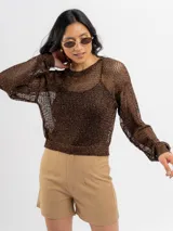 Buzo de lurex marrón con tejido calado y diseño de manga larga.