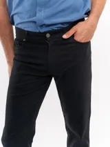 Pantalon tipo chino de corte recto, color beige, con cierre frontal y bolsillos laterales.